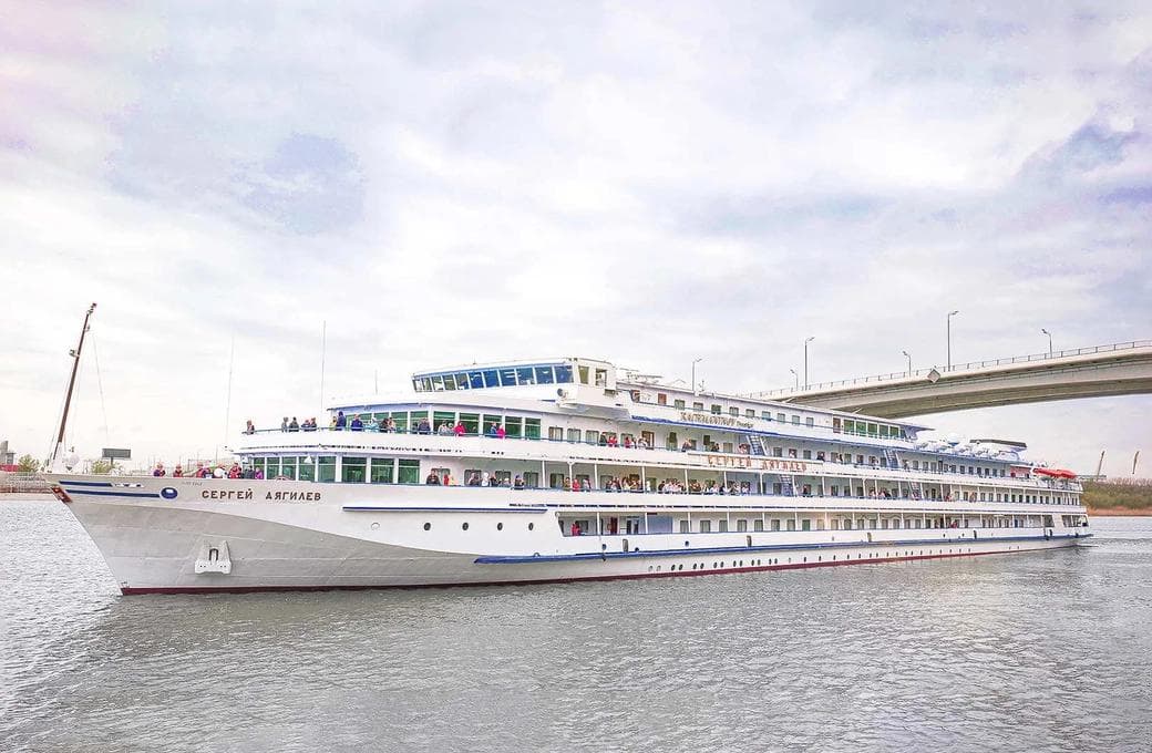 Лайнер Сергей Дягилев, компании Донинтурфлот. Фото 1