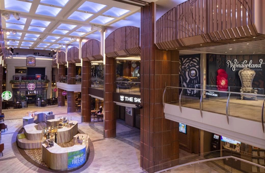 Лайнер Odyssey Of The Seas, компании Royal Caribbean International. Фото 1