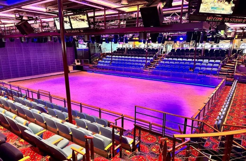 Лайнер Voyager Of The Seas, компании Royal Caribbean International. Фото 1