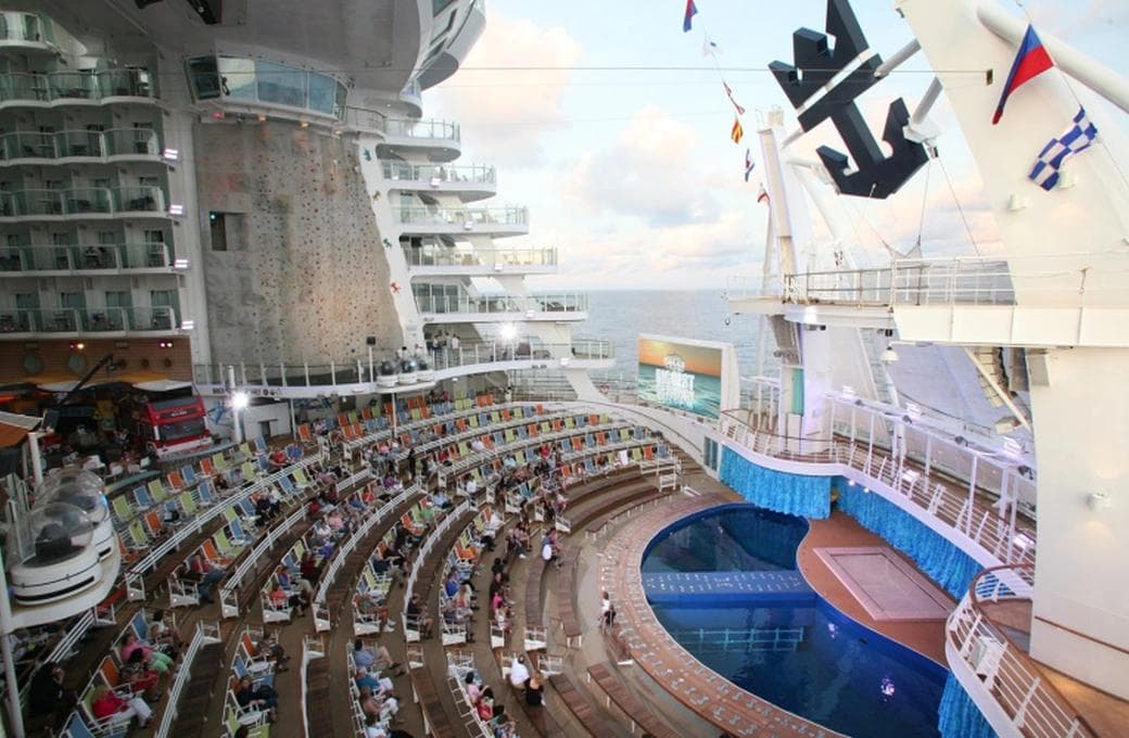 Лайнер Oasis Of The Seas, компании Royal Caribbean International. Фото 1