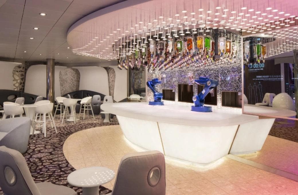 Лайнер Odyssey Of The Seas, компании Royal Caribbean International. Фото 1