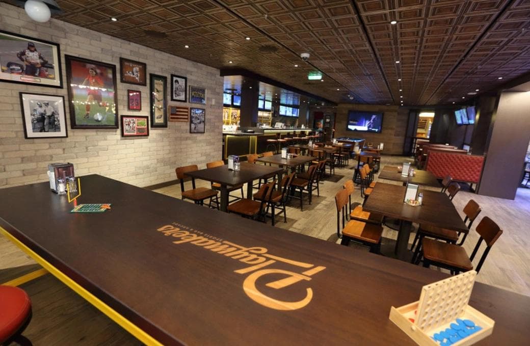 Лайнер Adventure Of The Seas, компании Royal Caribbean International. Фото 1