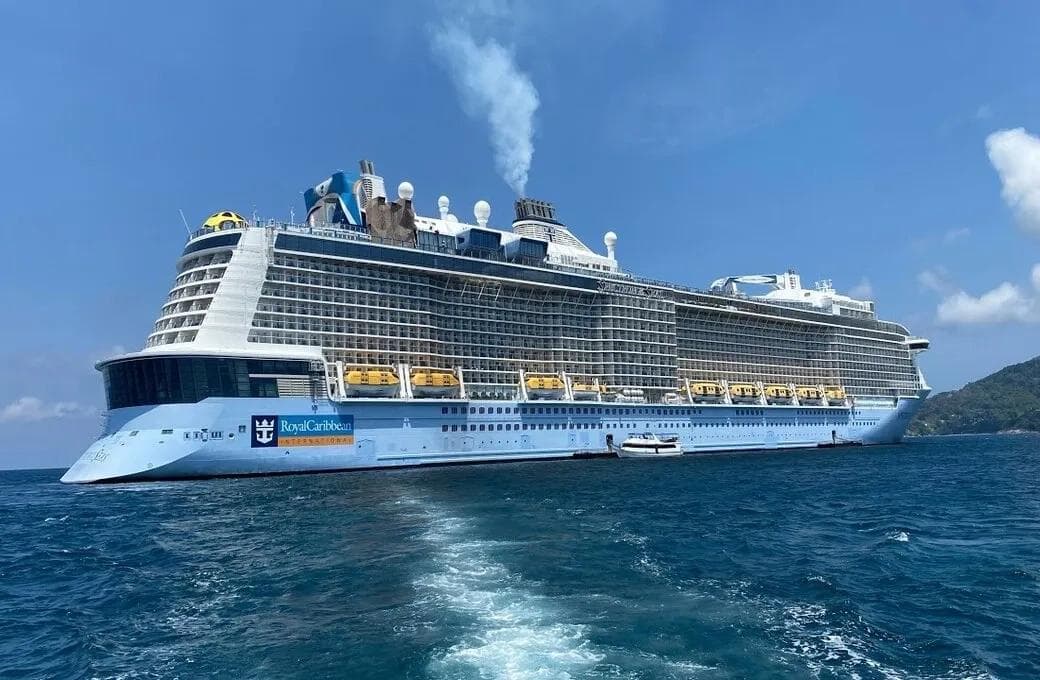 Лайнер Spectrum Of The Seas, компании Royal Caribbean International. Фото 1