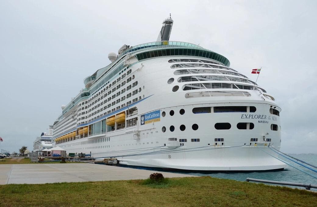 Лайнер Explorer Of The Seas, компании Royal Caribbean International. Фото 1