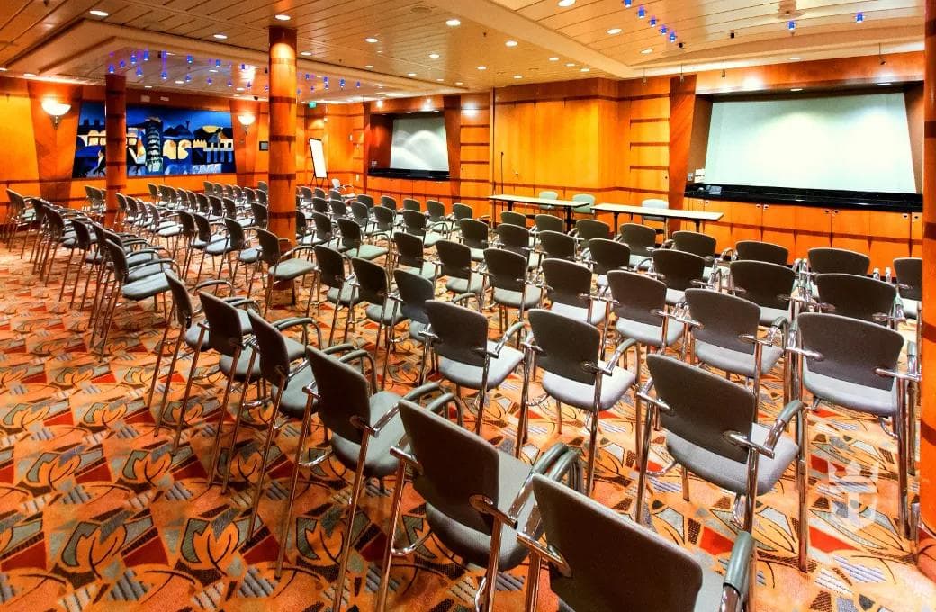 Лайнер Adventure Of The Seas, компании Royal Caribbean International. Фото 1