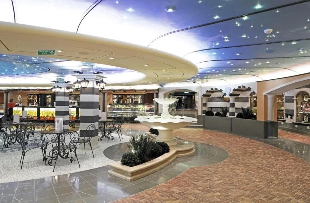 Лайнер MSC Fantasia, компании MSC Crociere. Фото 1