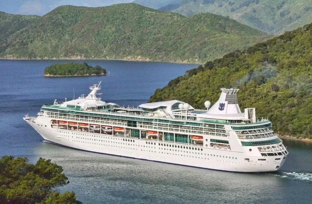 Лайнер Rhapsody Of The Seas, компании Royal Caribbean International. Фото 1