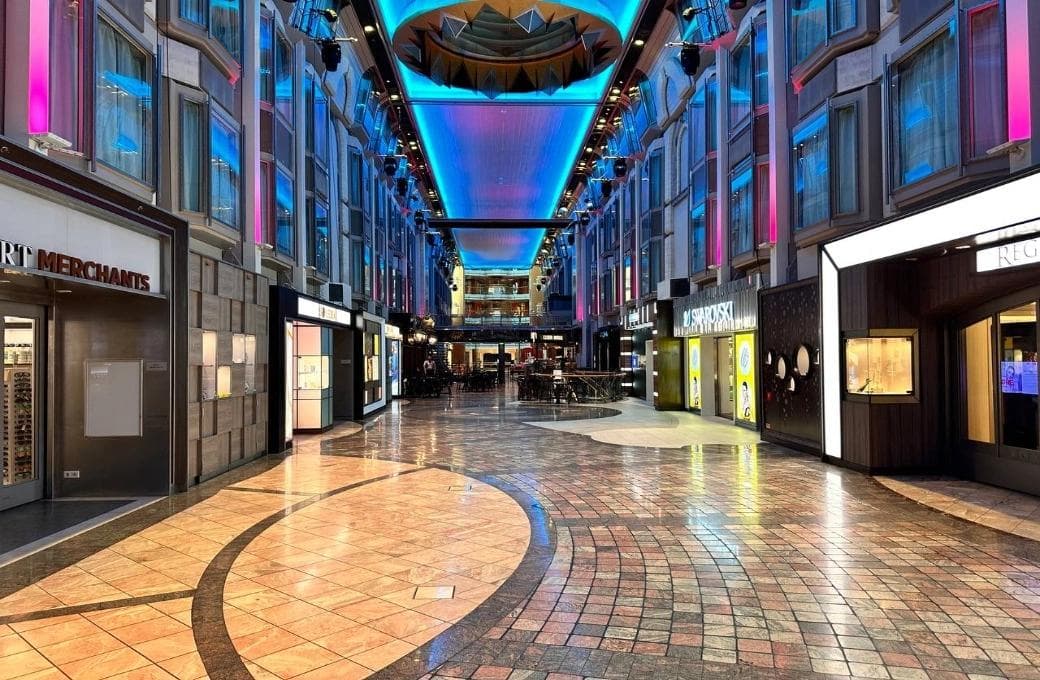 Лайнер Voyager Of The Seas, компании Royal Caribbean International. Фото 1