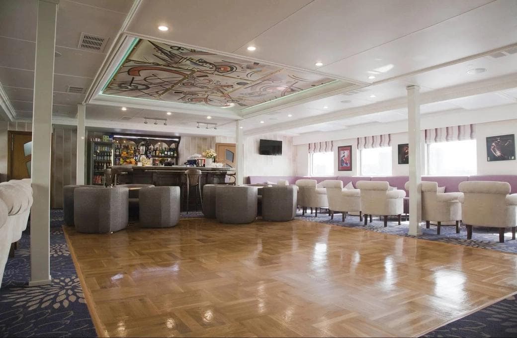 Лайнер Максим Литвинов, компании Донинтурфлот. Фото 1