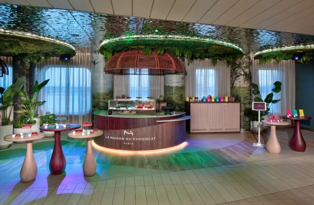 Лайнер Celebrity Beyond, компании Celebrity Cruises. Фото 1