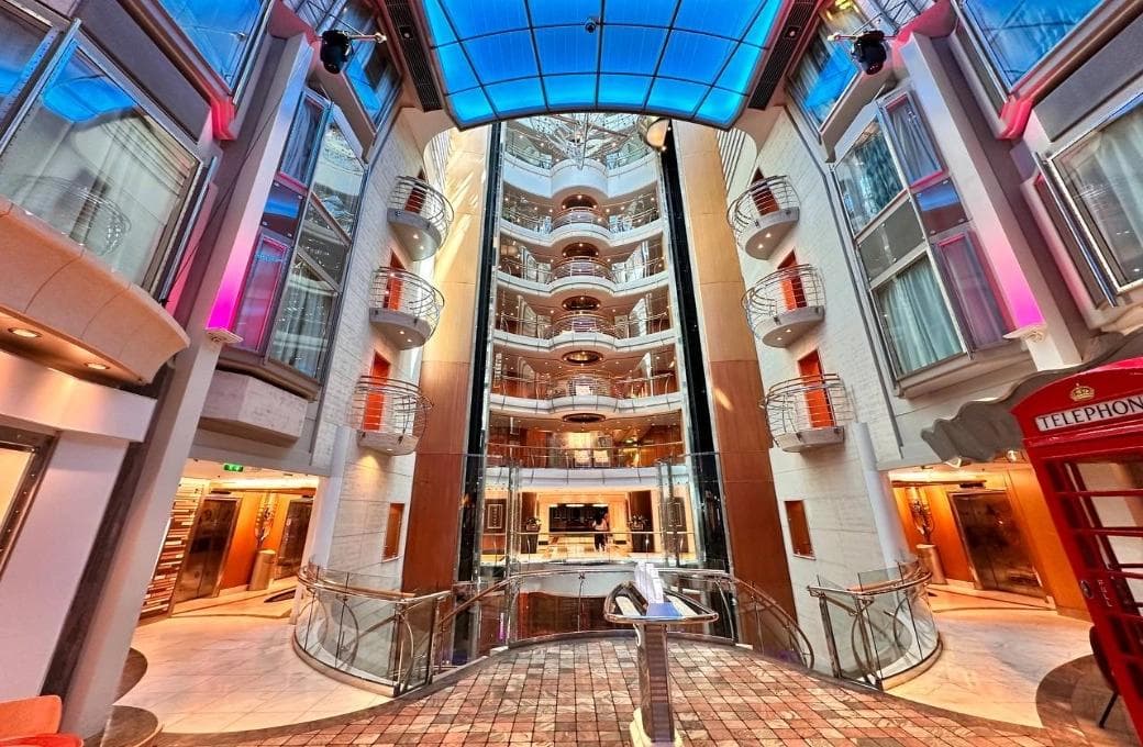 Лайнер Voyager Of The Seas, компании Royal Caribbean International. Фото 1