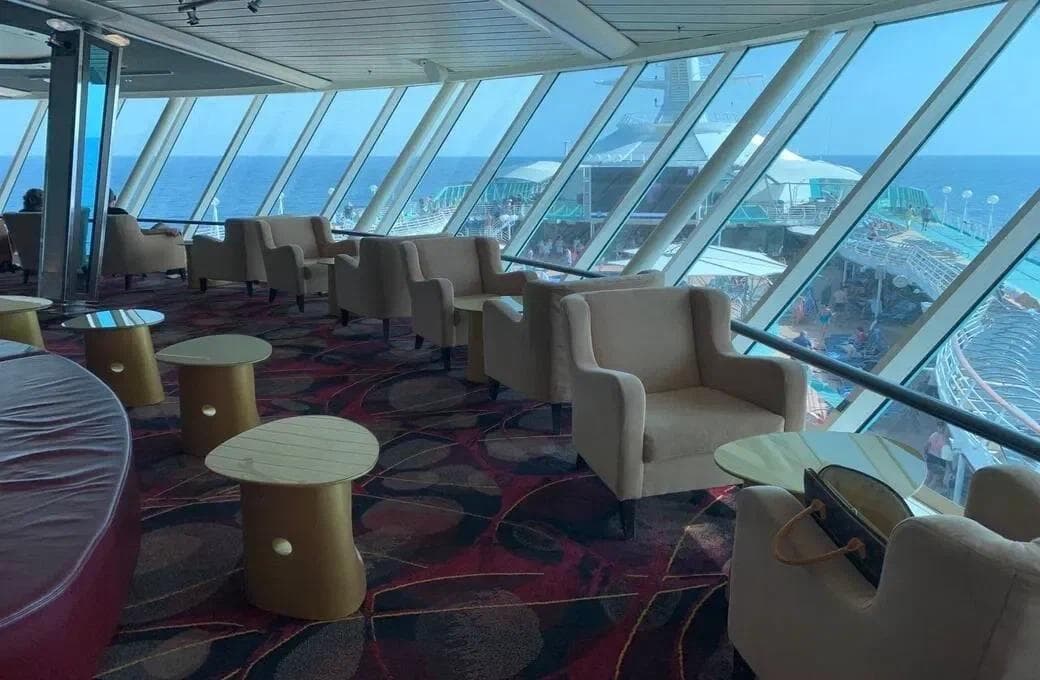 Лайнер Rhapsody Of The Seas, компании Royal Caribbean International. Фото 1