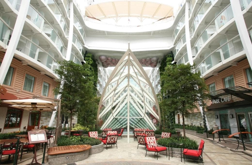 Лайнер Allure Of The Seas, компании Royal Caribbean International. Фото 1