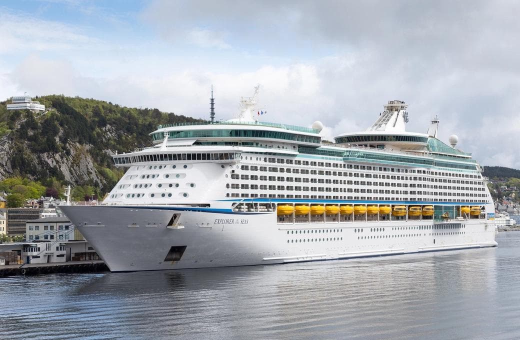 Лайнер Explorer Of The Seas, компании Royal Caribbean International. Фото 1