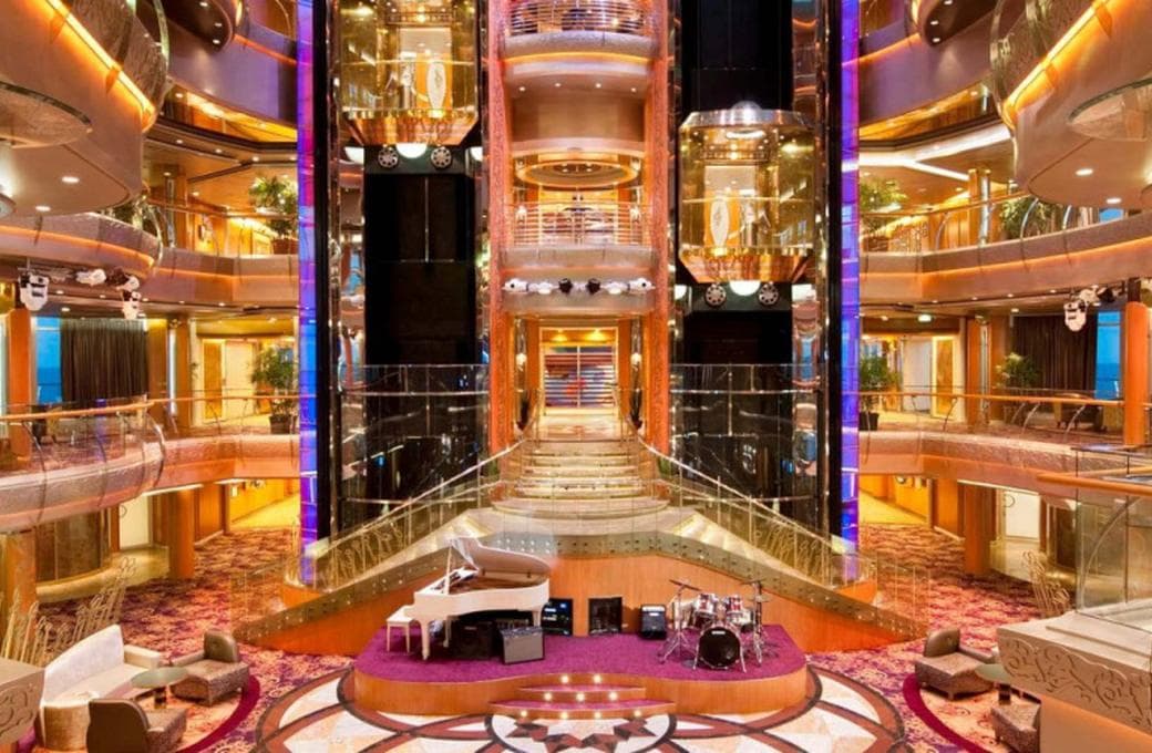 Лайнер Grandeur Of The Seas, компании Royal Caribbean International. Фото 1