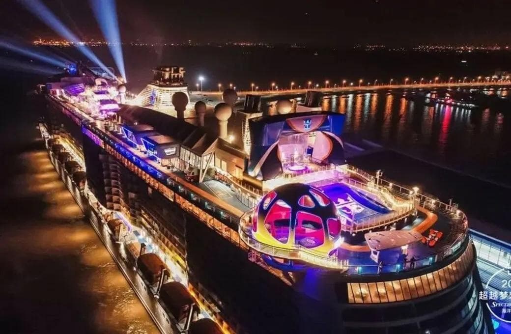 Лайнер Spectrum Of The Seas, компании Royal Caribbean International. Фото 1