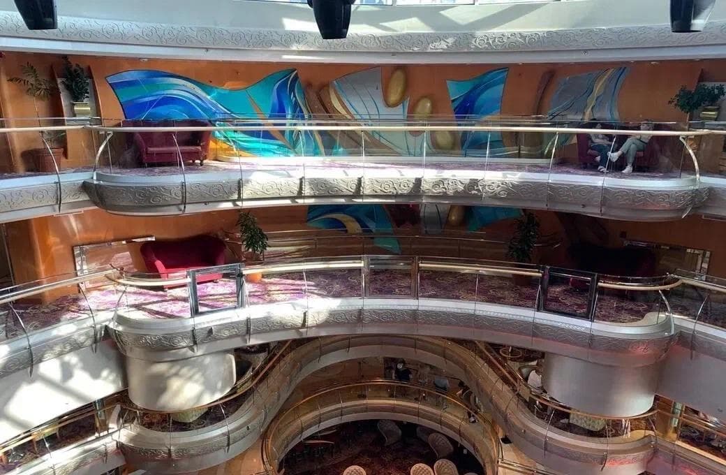 Лайнер Rhapsody Of The Seas, компании Royal Caribbean International. Фото 1