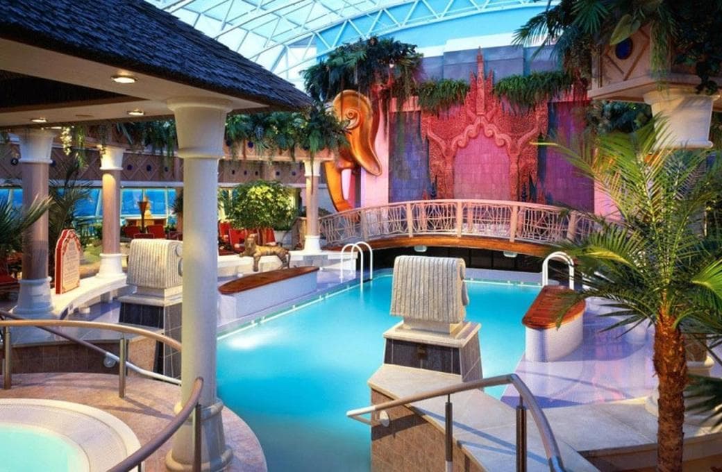 Лайнер Serenade Of The Seas, компании Royal Caribbean International. Фото 1