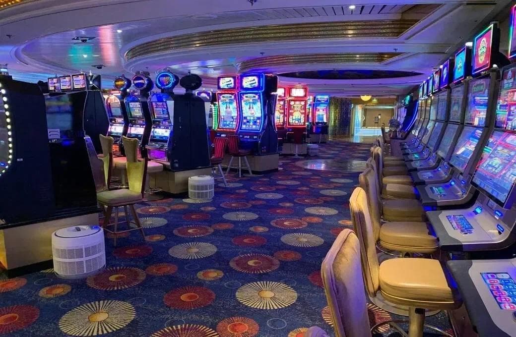 Лайнер Rhapsody Of The Seas, компании Royal Caribbean International. Фото 1