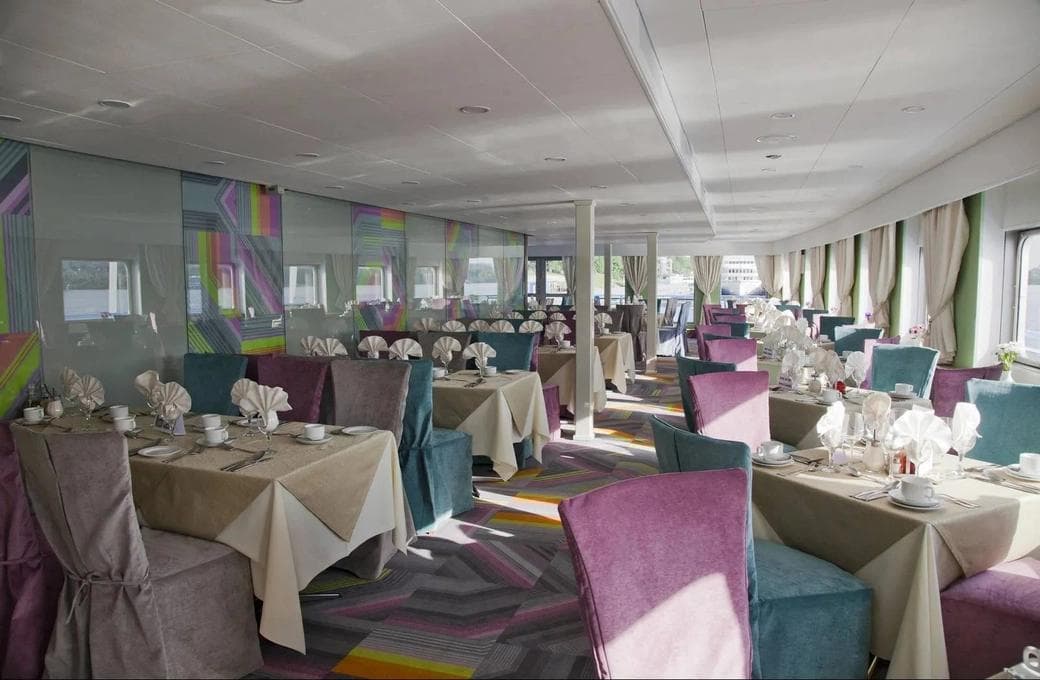 Лайнер Максим Литвинов, компании Донинтурфлот. Фото 1