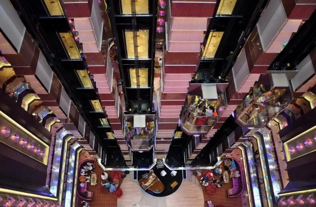 Лайнер Costa Fascinosa, компании Costa Cruises. Фото 1