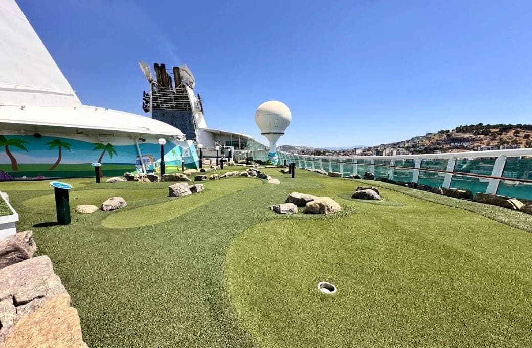 Лайнер Voyager Of The Seas, компании Royal Caribbean International. Фото 1