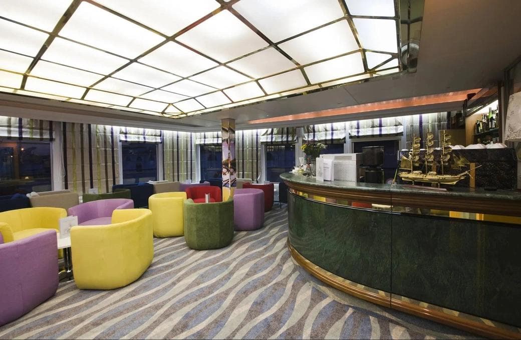 Лайнер Максим Литвинов, компании Донинтурфлот. Фото 1