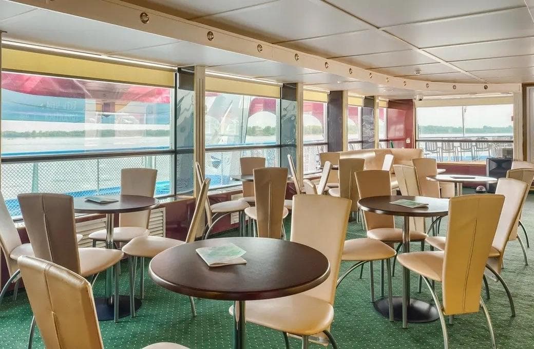 Лайнер Михаил Фрунзе, компании ВодоходЪ. Фото 1