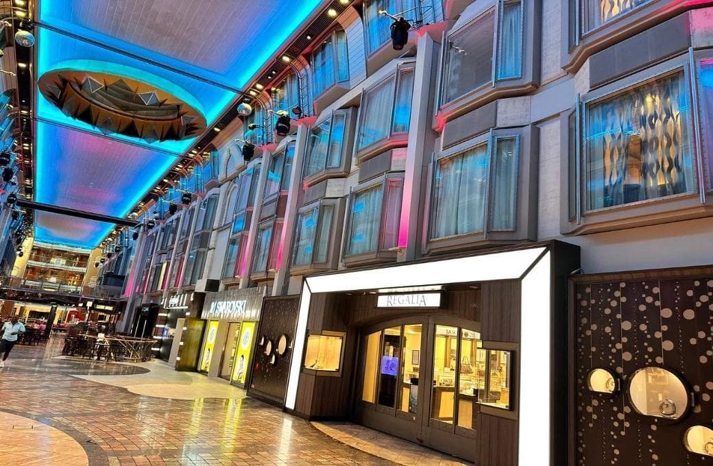 Лайнер Voyager Of The Seas, компании Royal Caribbean International. Фото 1