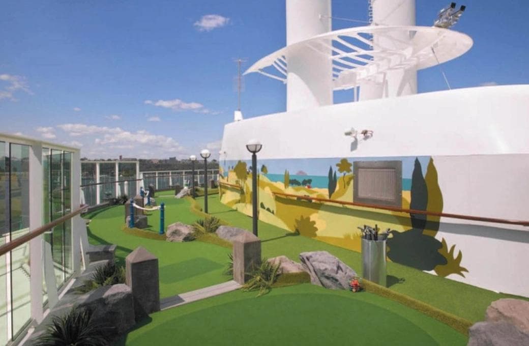 Лайнер Serenade Of The Seas, компании Royal Caribbean International. Фото 1