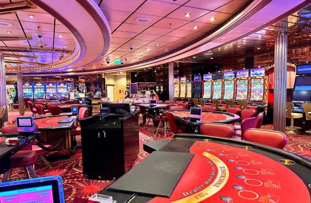 Лайнер Voyager Of The Seas, компании Royal Caribbean International. Фото 1