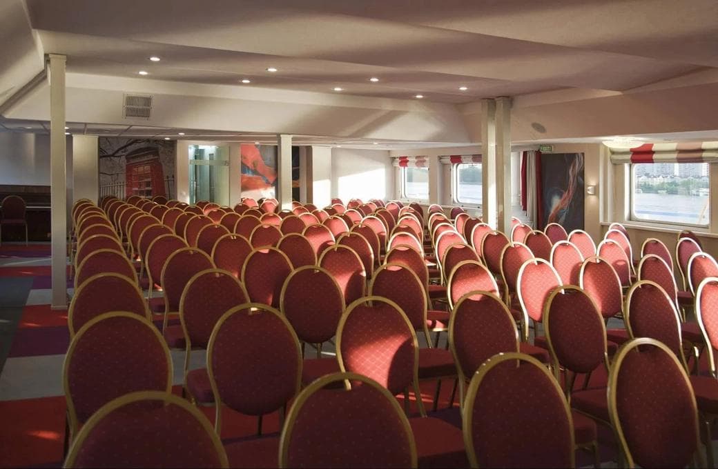 Лайнер Максим Литвинов, компании Донинтурфлот. Фото 1