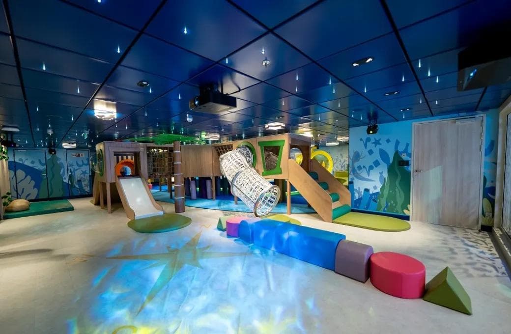 Лайнер Aroya, компании Aroya Cruises. Фото 1