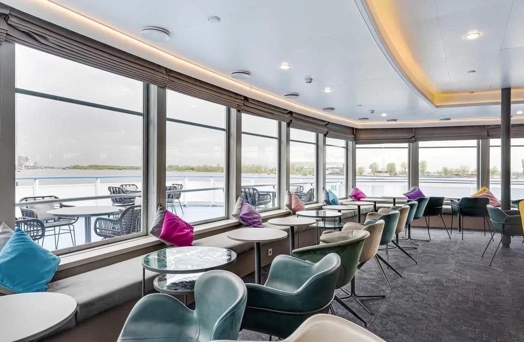 Лайнер Игорь Стравинский, компании Донинтурфлот. Фото 1