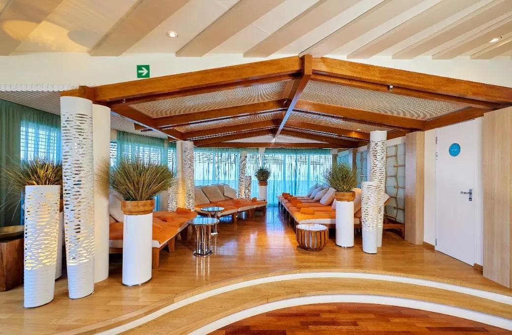 Лайнер Astoria Grande, компании Astoria Grande Cruises. Фото 1