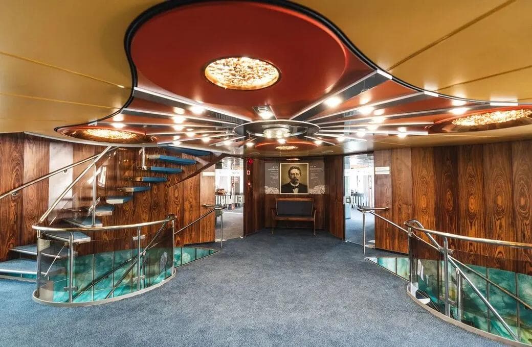 Лайнер Антон Чехов, компании Донинтурфлот. Фото 1