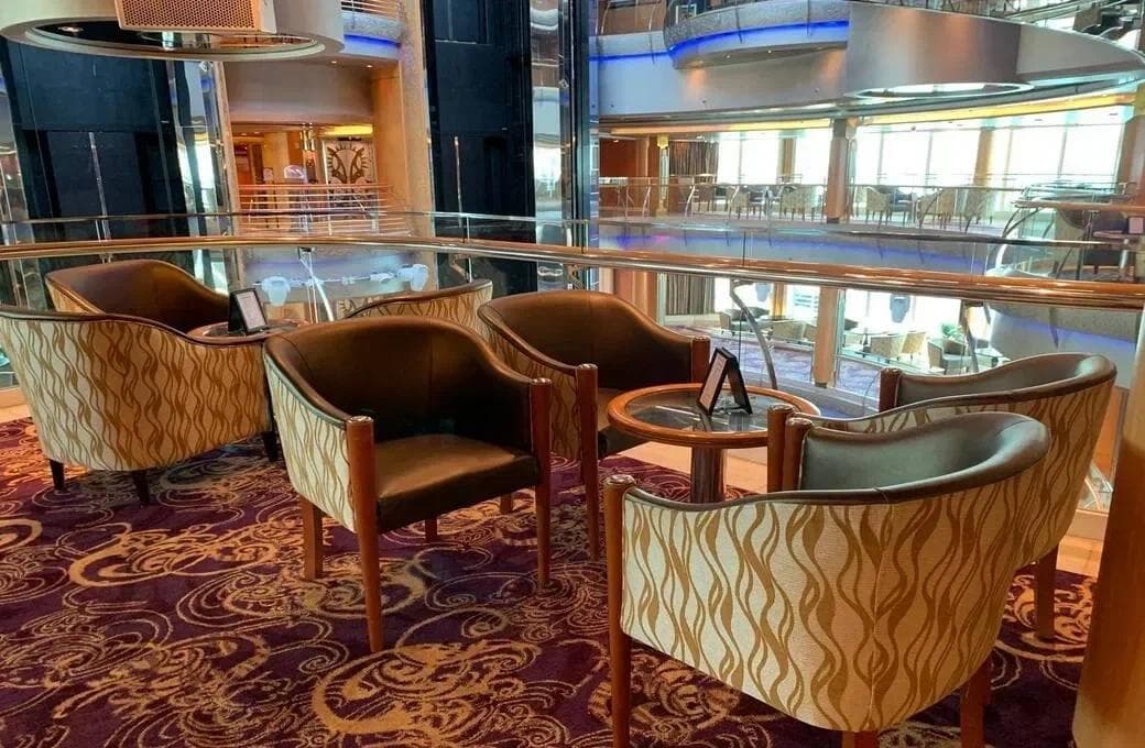 Лайнер Rhapsody Of The Seas, компании Royal Caribbean International. Фото 1