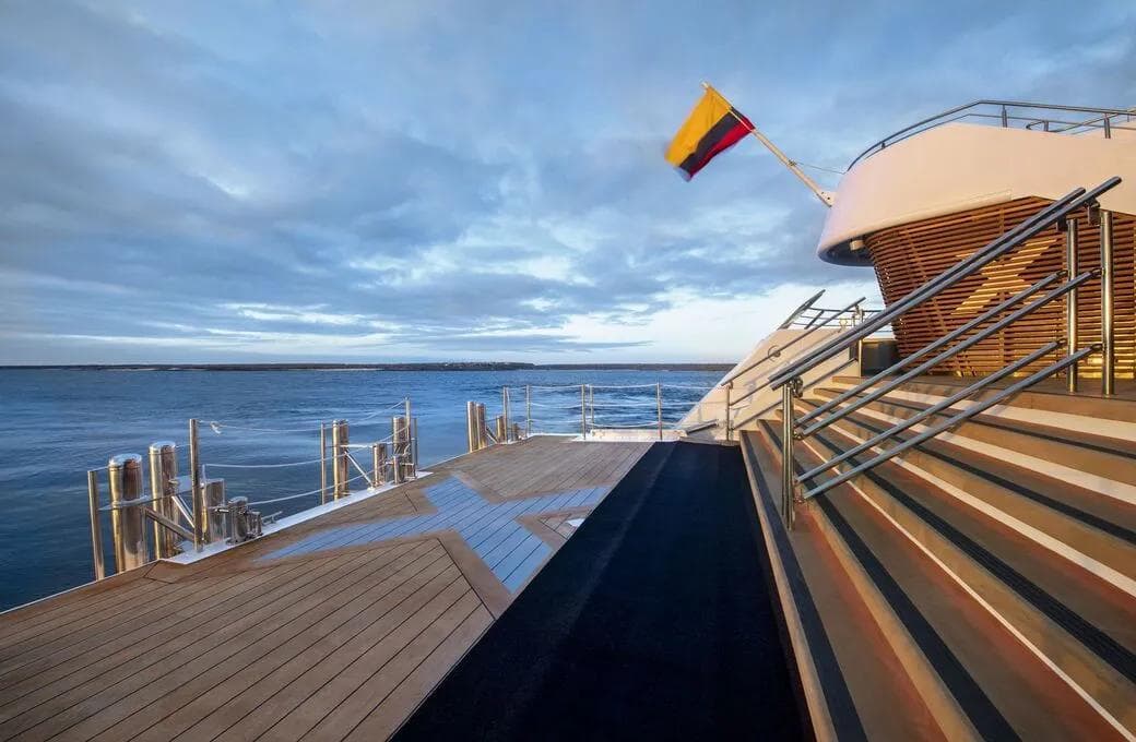 Лайнер Celebrity Flora, компании Celebrity Cruises. Фото 1