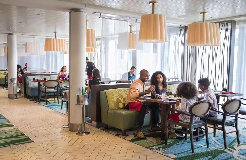 Лайнер Celebrity Solstice, компании Celebrity Cruises. Фото 1