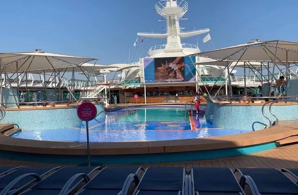 Лайнер Rhapsody Of The Seas, компании Royal Caribbean International. Фото 1