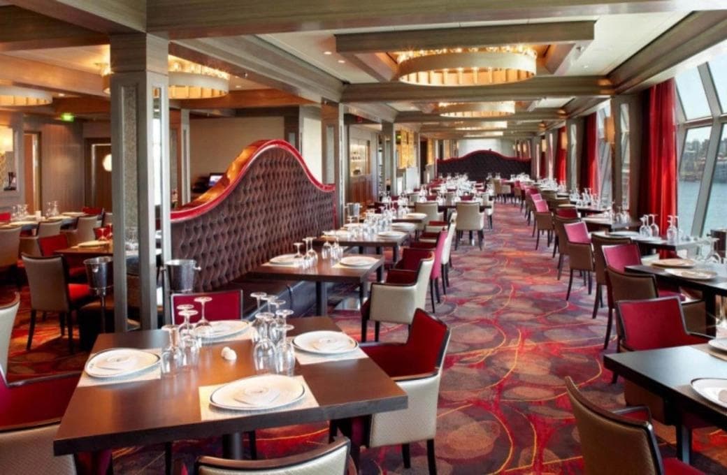 Лайнер Voyager Of The Seas, компании Royal Caribbean International. Фото 1