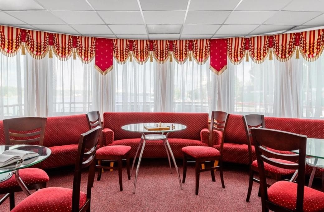 Лайнер Н.А. Некрасов, компании Созвездие. Фото 1