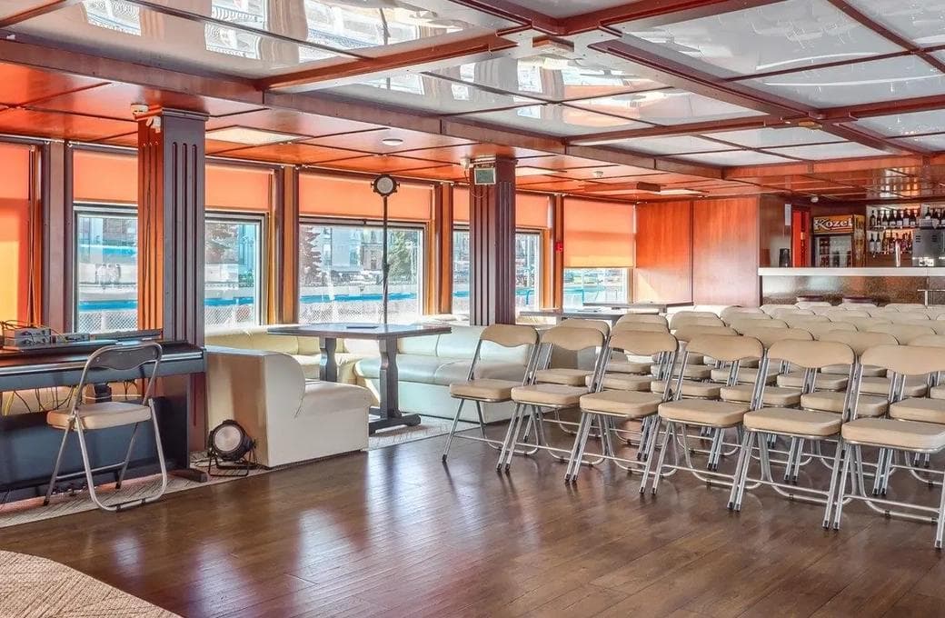 Лайнер Михаил Фрунзе, компании ВодоходЪ. Фото 1