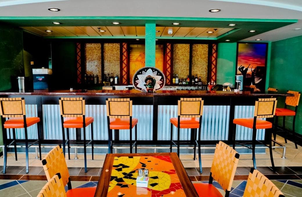 Лайнер Serenade Of The Seas, компании Royal Caribbean International. Фото 1