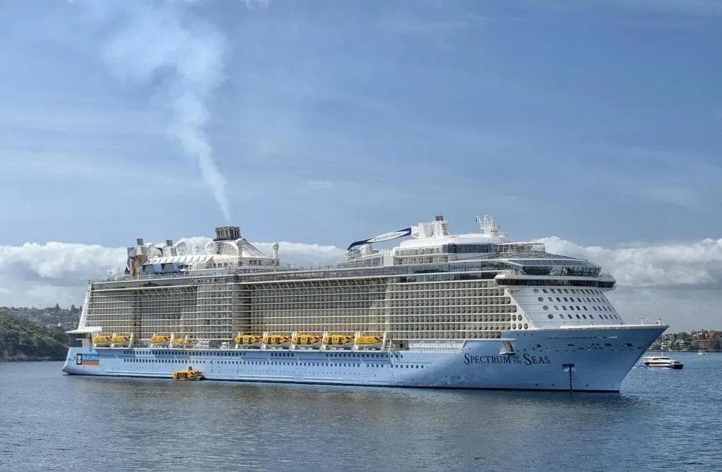 Лайнер Spectrum Of The Seas, компании Royal Caribbean International. Фото 1