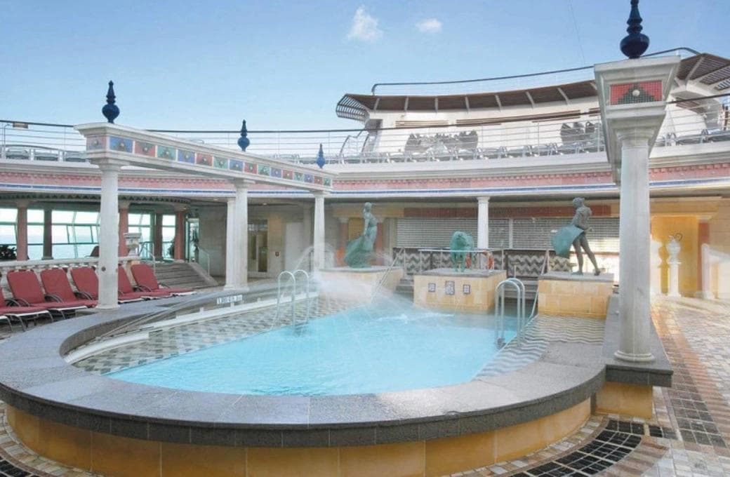 Лайнер Explorer Of The Seas, компании Royal Caribbean International. Фото 1