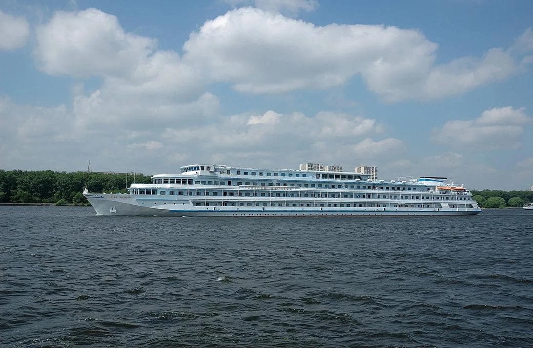 Лайнер Сергей Дягилев, компании Донинтурфлот. Фото 1