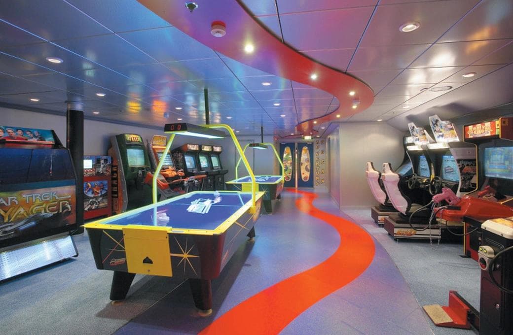 Лайнер Adventure Of The Seas, компании Royal Caribbean International. Фото 1