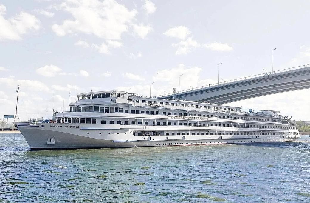 Лайнер Максим Литвинов, компании Донинтурфлот. Фото 1