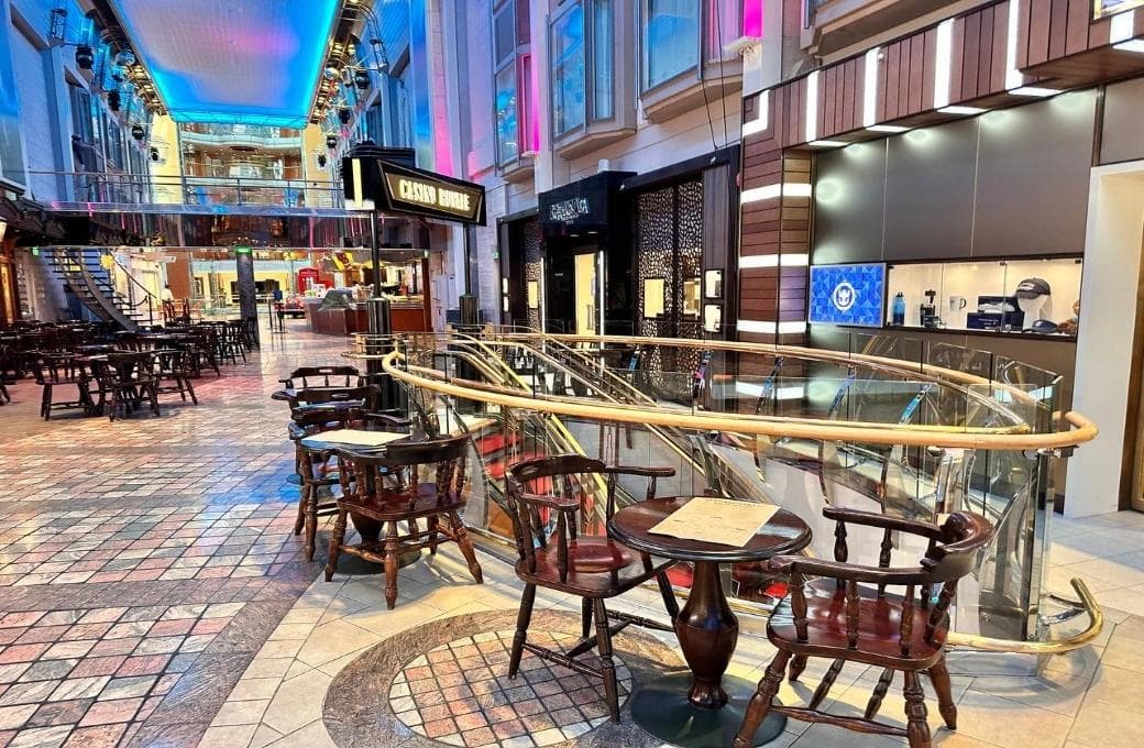 Лайнер Voyager Of The Seas, компании Royal Caribbean International. Фото 1